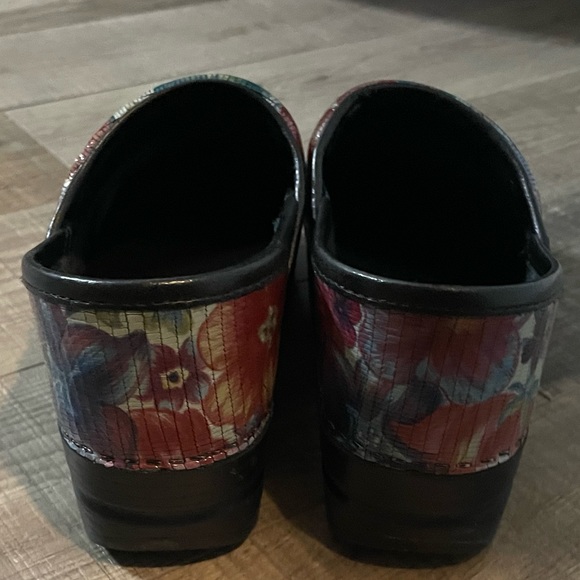 Women’s Dansko Clogs - EUC - Size 6 / 36 - Picture 3 of 5